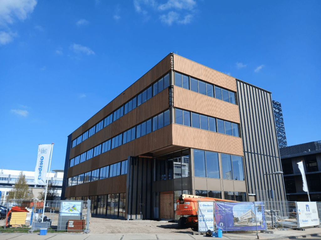 Bamboe gevelbekleding kantoorgebouw Frontrunner, Nijmegen